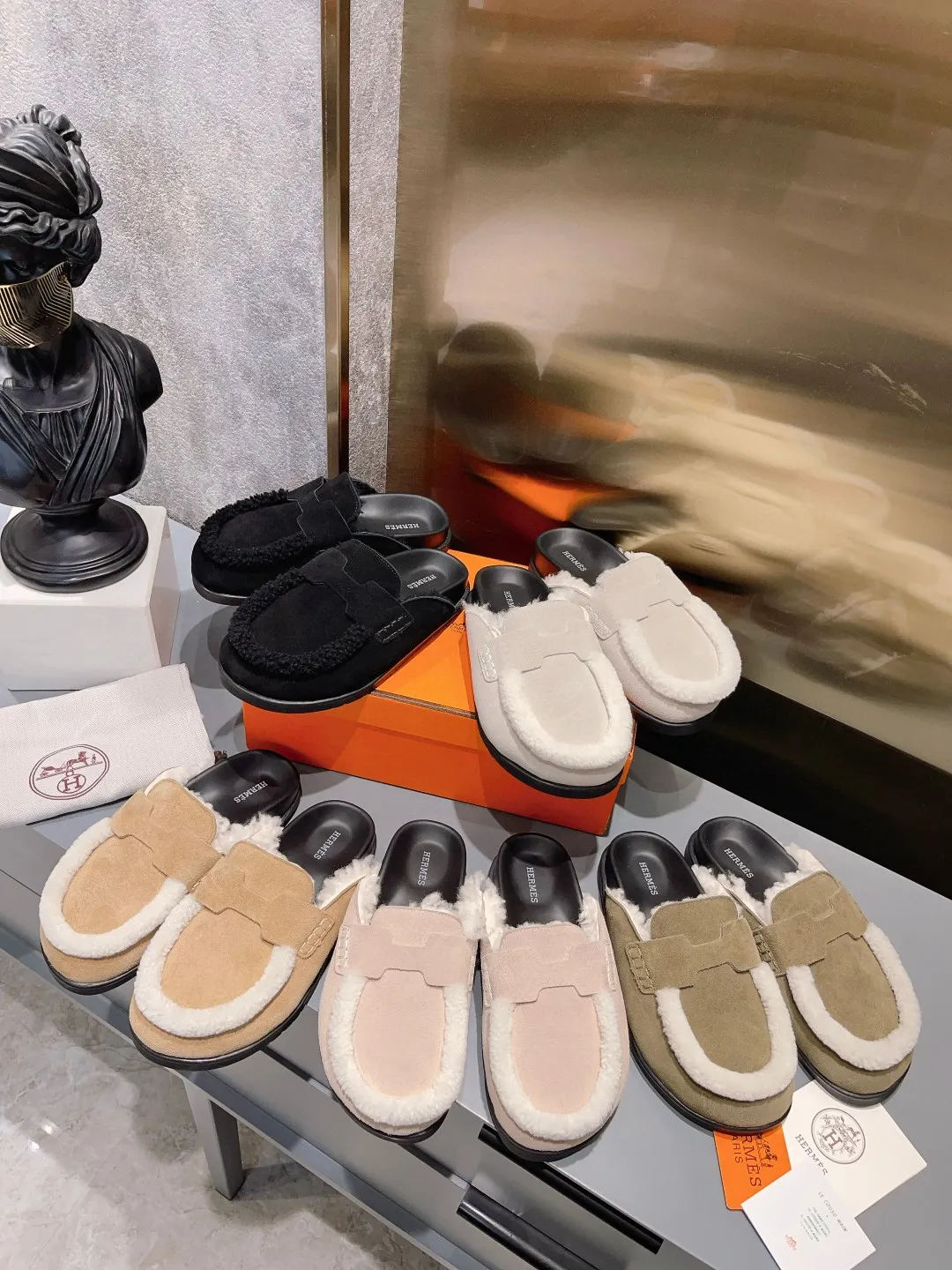 [H Family Hermès] P: 520💰 Size: Male 39-44 (45 customized) Female 35-40 (41 customized) HERMES Hermès top luxury version HERMES Hermès cute half-drag.  Jindian’s family language design! It looks good no matter how you match it! Casual and high-end feeling. The comfort is also great. Paired with various colorful socks, it gives a trendy and high-end feeling. The top version of real wool is high quality. ●Upper: imported cow suede. ●Inner: imported sheepskin. ●Foot pads: imported mixed sheepskin.